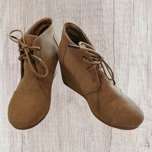 Toms Suede Lace Up Wedge Booties in Desert Suede - Sz 7